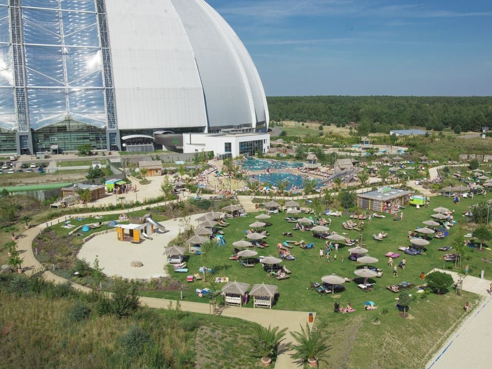 Tropical-Islands-Resort-ligbedden en zonnen
